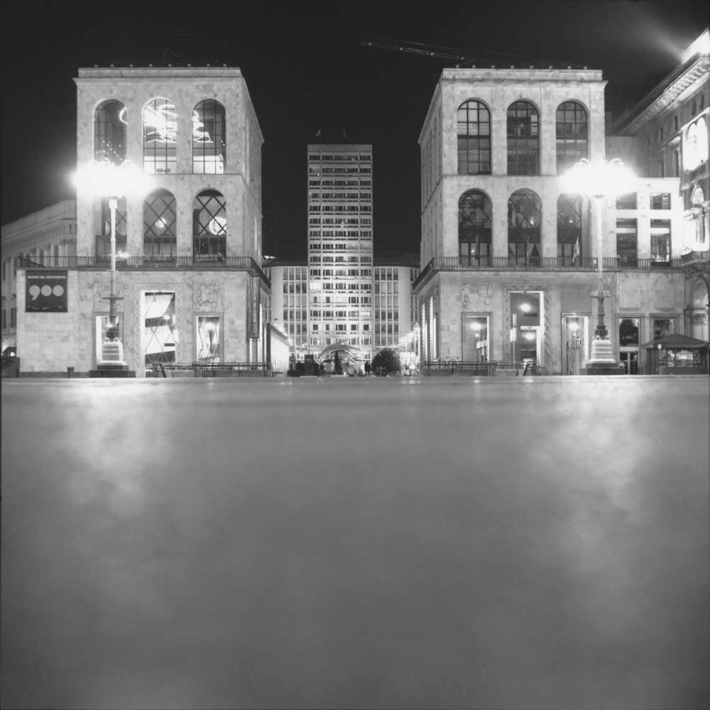 Arengario di Milano notturno raso terra