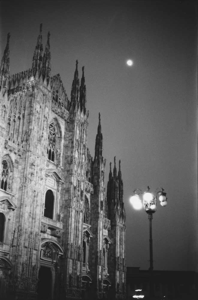 Duomo di Milano di notte con la luna e i lampioni