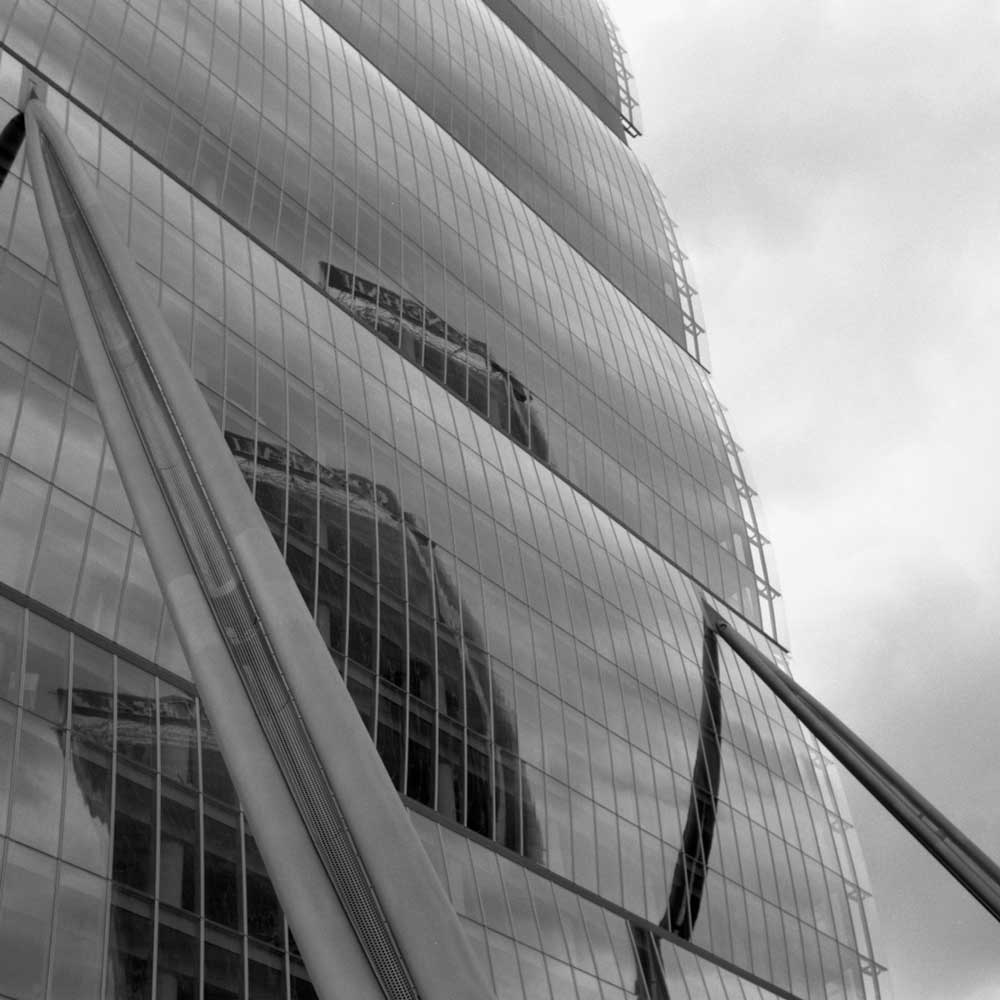 Facciata moderna in vetro in Piazza Gae Aulenti