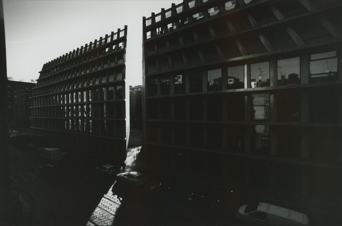 Edificio moderno vetrato in controluce