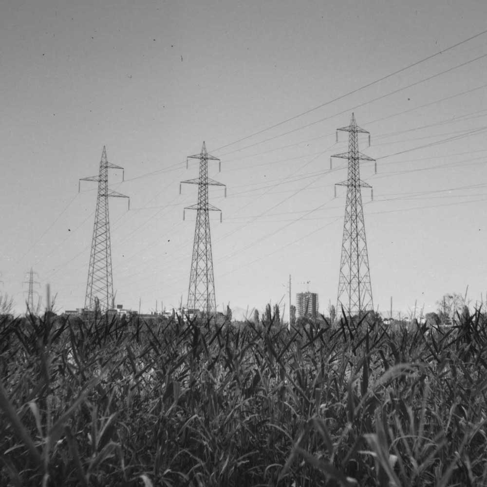 3 tralicci elettrici nella pianura padana
