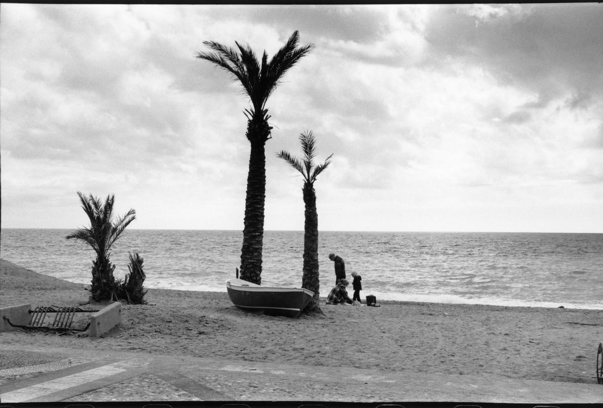 Famiglia sulla spiaggia dei Bianchi a Finale Ligure in inverno